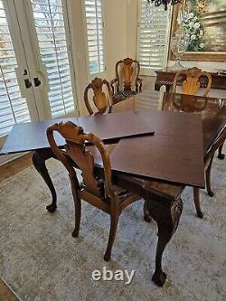 Collection Chippendale Claridge du siècle Table de salle à manger avec pieds de balle et de griffe et 6 chaises