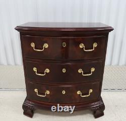 Commode de nuit à 3 tiroirs Chippendale en acajou flammé de Thomasville