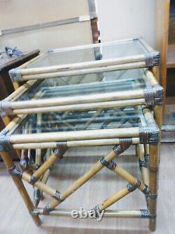 Ensemble de 3 tables gigognes en bambou et rotin Chippendale avec dessus en verre