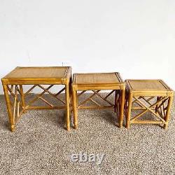 Ensemble de 3 tables gigognes en bambou, rotin et osier de style Boho Chic Chippendale