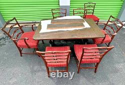 Ensemble de grande table ancienne et sept chaises de style Chippendale du milieu du siècle.