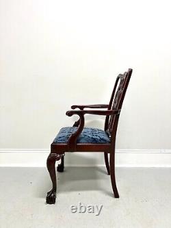 Fauteuil à bras Chippendale en acajou sculpté du fin XXe siècle avec pieds en griffe de balle