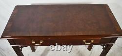 Hickory Président James River Burl Walnut Chinese Chippendale Canapé Table Hall Table