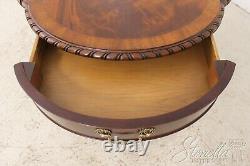L58924EC Table de tambour en acajou de style Chippendale avec plateau en trèfle HENKEL HARRIS