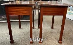 Paire De Tables Latérales De Style Chippendale Acajou À Deux Tiroirs Avec Détails Percés