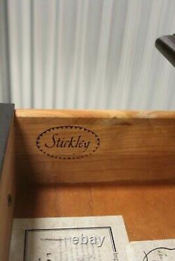 Paire Stickley Chippendale Style Tables De Cerises