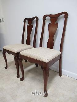 Paire de chaises de bureau latérales de salle à manger Chippendale en cerisier massif de la maison Pennsylvania