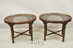 Paire de petites tables d'appoint ovales de style chinois Chippendale en faux bambou avec plateau en verre.