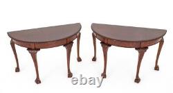 Paire de tables consoles Chippendale à pieds griffes et boules