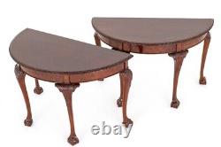 Paire de tables consoles Chippendale à pieds griffes et boules