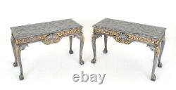 Paire de tables consoles peintes Chippendale avec dorure pour le hall