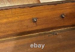 Petit coffre ou table d'appoint en acajou de style Chippendale anglais à trois tiroirs.