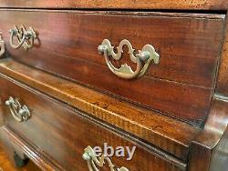 Petit coffre ou table d'appoint en acajou de style Chippendale anglais à trois tiroirs.