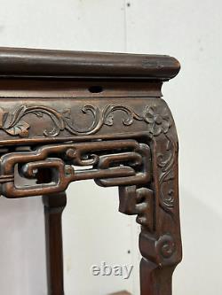 Petite table d'appoint en marbre et bois de rose chippendale chinois ancien sculpté
