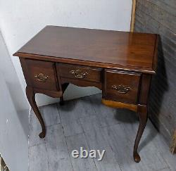 Reine Anne Chippendale Commode Coiffeuse à Trois Tiroirs en Cerisier de Style Vintage