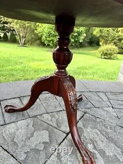 Style Chippendale VTG Table en acajou sculpté à deux niveaux avec bordure en forme de tarte et pied griffe 30x23