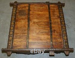 Superbe Table Basse Antique Tibétaine Étonnante De Bois Récupéré Et De Métal Liée