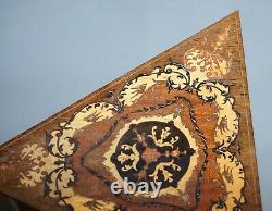 Superbe Vintage Reuge Triangle Musical Side Table Marquetry Incrusté Ornate