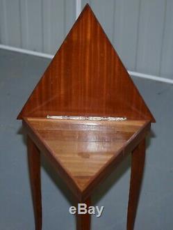 Superbe Vintage Reuge Triangle Musicale Side Table Marqueterie Marqueterie Ornement