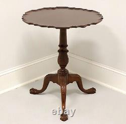 Table Chippendale à plateau inclinable et à bordure en forme de tarte, en acajou sculpté, de la fin du 20e siècle.