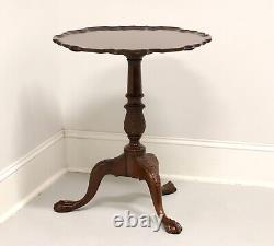 Table Chippendale à plateau inclinable et à bordure en forme de tarte, en acajou sculpté, de la fin du 20e siècle.