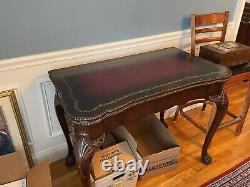 Table Chippendale ancienne à pieds griffes avec dessus rabattable sculpté
