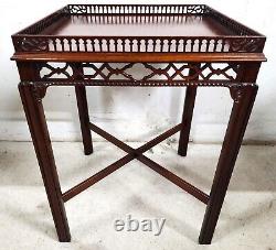 Table Chippendale antique de style George II