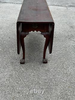 Table à manger Chippendale en noyer du XVIIIe siècle avec griffe de balle, surface ancienne et large de Pennsylvanie