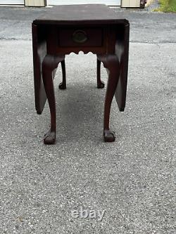 Table à manger Chippendale en noyer du XVIIIe siècle avec griffe de balle, surface ancienne et large de Pennsylvanie