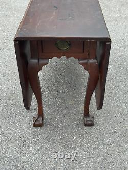 Table à manger Chippendale en noyer du XVIIIe siècle avec griffe de balle, surface ancienne et large de Pennsylvanie