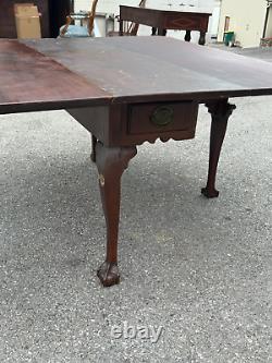 Table à manger Chippendale en noyer du XVIIIe siècle avec griffe de balle, surface ancienne et large de Pennsylvanie