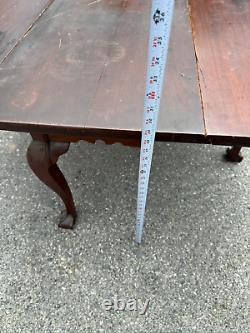 Table à manger Chippendale en noyer du XVIIIe siècle avec griffe de balle, surface ancienne et large de Pennsylvanie