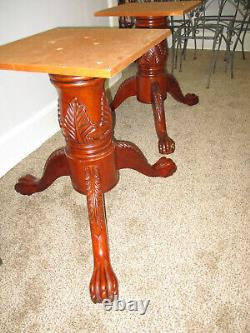 Table à manger en acajou sculpté à la main dans le style Chippendale avec pieds en forme de boule et de griffe