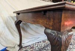 Table à pied griffe de style français antique