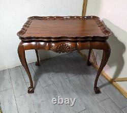 Table à thé Chippendale en acajou de Sutton de style vintage avec pieds en forme de boule et de griffe.