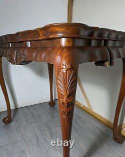 Table à thé Chippendale en acajou de Sutton de style vintage avec pieds en forme de boule et de griffe.