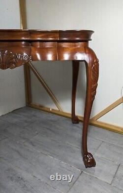 Table à thé Chippendale en acajou de Sutton de style vintage avec pieds en forme de boule et de griffe.