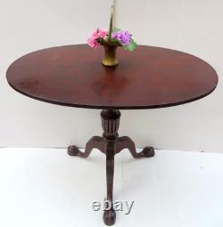 Table à thé antique en acajou ovale du XVIIIe siècle avec plateau basculant, pieds griffes et boules de style Chippendale.