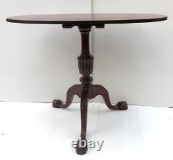 Table à thé antique en acajou ovale du XVIIIe siècle avec plateau basculant, pieds griffes et boules de style Chippendale.