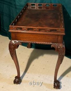Table à thé en acajou Chippendale avec pied griffe sculpté vintage réduit