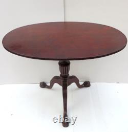 Table à thé ovale en acajou du 18e siècle à plateau basculant de style Chippendale sur pieds griffe et boule.