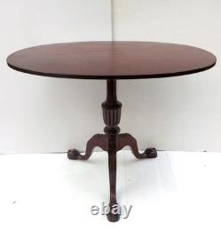 Table à thé ovale en acajou du 18e siècle à plateau basculant de style Chippendale sur pieds griffe et boule.