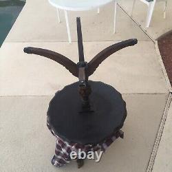 Table à thé ronde ancienne sur pieds sculptés, style fédéral et à rebord en forme de croûte de tarte