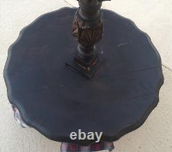 Table à thé ronde ancienne sur pieds sculptés, style fédéral et à rebord en forme de croûte de tarte