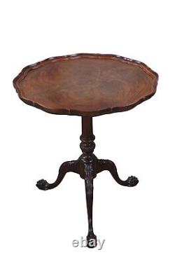 Table à thé sur pied en griffe et boule, en acajou flammé de style Chippendale ancien