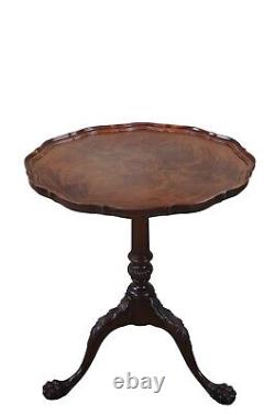 Table à thé sur pied en griffe et boule, en acajou flammé de style Chippendale ancien