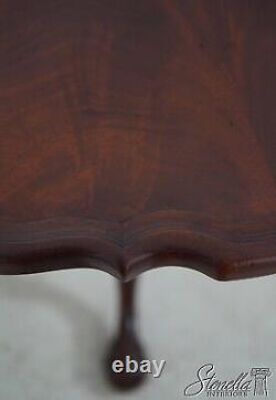 Table basculante en acajou Chippendale magnifique avec pieds en griffe.