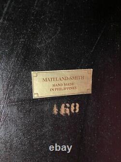 Table basse Maitland Smith avec dessus en cuir style Chippendale.