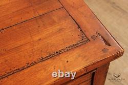 Table basse à tiroirs multiples avec finition rustique et vieillie