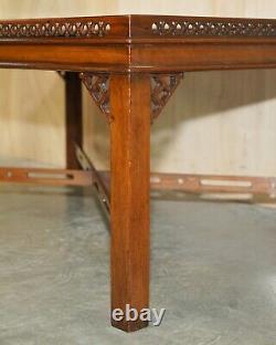 Table basse en acajou ancienne restaurée avec un grand travail de treillis sculpté de Thomas Chippendale